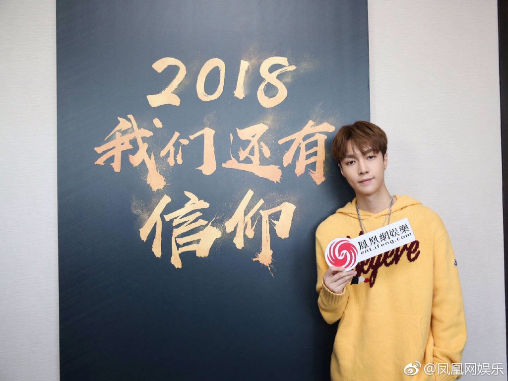 Lay_Argentina's tweet photo. [Weibo] 181217 https://t.co/qjKG9zlZgb Actualización de iFeng Ent. con Lay (1/3) || @weareoneEXO #EXO #FirstLoveShot @layzhang

Cr.:凤凰网娱乐 |Via:EXOGlobal
Subido por Lay - Two Moons EXO Argentina

-Srta. Zhang-