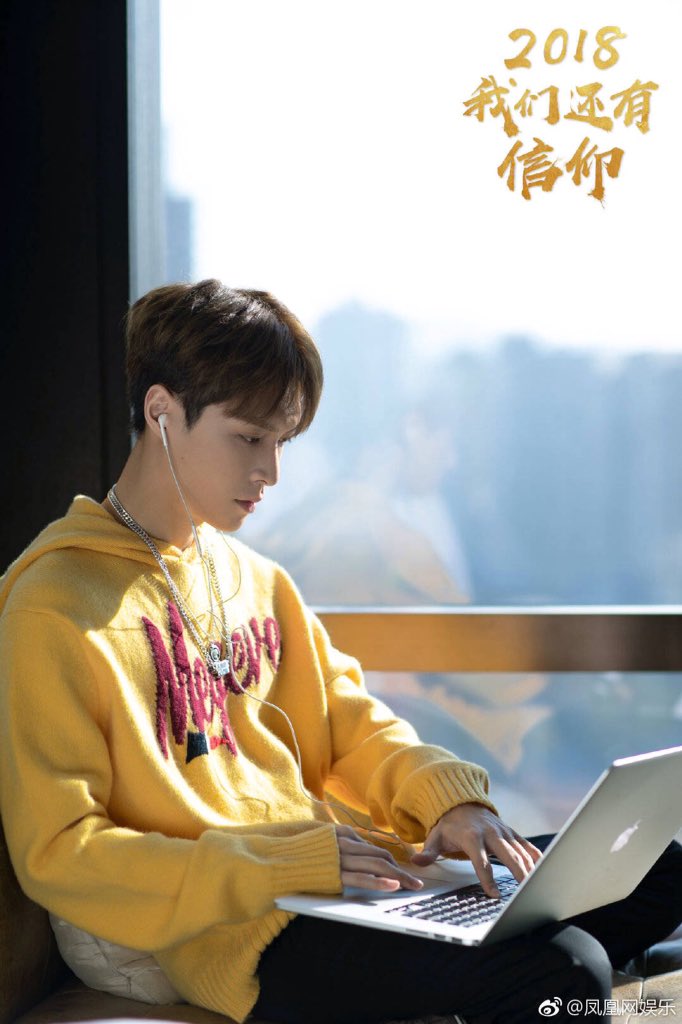 Lay_Argentina's tweet photo. [Weibo] 181217 https://t.co/lhfjWzVUdb Actualización de iFeng Ent. con Lay (2/3) || @weareoneEXO #EXO #FirstLoveShot @layzhang 

Cr.:凤凰网娱乐 |Via:EXOGlobal
Subido por Lay - Two Moons EXO Argentina

-Srta. Zhang-