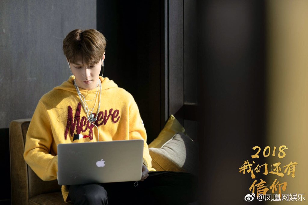 Lay_Argentina's tweet photo. [Weibo] 181217 https://t.co/YN6NWQ9OZC Actualización de iFeng Ent. con Lay (3/3) || @weareoneEXO #EXO #FirstLoveShot @layzhang 

Cr.:凤凰网娱乐 |Via:EXOGlobal
Subido por Lay - Two Moons EXO Argentina

-Srta. Zhang-