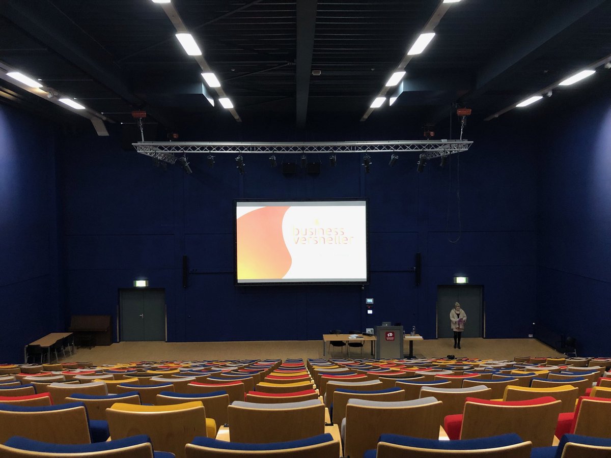 Het auditorium van de @HogeschoolRotterdam loopt zo vol! 200 eerstejaars gaan kijken naar Business Model Vernieuwing. Wat kunnen we leren van innovatie in het MKB?