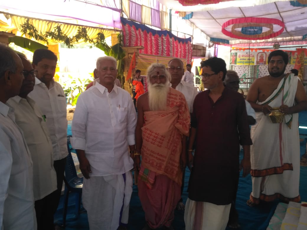 NandyalaVarada2's tweet photo. #NVRT
#ప్రొద్దుటూరు నియోజకవర్గ కేంద్రంలోని యర్రగుంట్ల బైపాస్ రోడ్డులో  గల శ్రీ అయ్యప్పస్వామి దేవాలయంలో నిర్వహిస్తున్న
 శ్రీ శత మహాచండీ మహా యాగంలో పాల్గొన్న ప్రొద్దుటూరు తెలుగుదేశం పార్టీ ఇంచార్జి మాజీ శాసనసభ్యులు శ్రీ నంధ్యాల వరదరాజుల రెడ్డి గారు. https://t.co/VlB7mDIPur