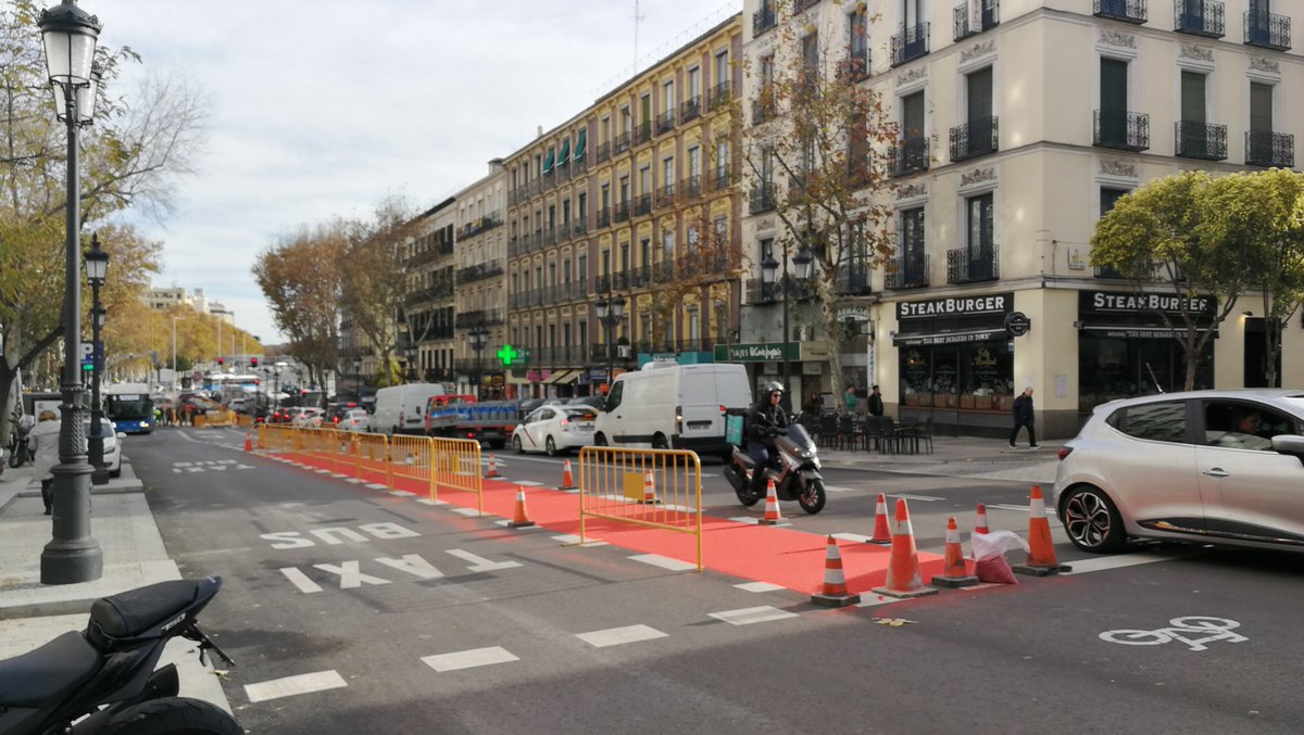 CBatocha's tweet photo. En atocha 3 carriles de entrada a #MadridCentral ( bus, bici y coche ) y uno solo de bajada para todos juntos. Atasco permanete.Salida ineficiente. Contaminación y ruidos.  Quien pensó esta vía ? Hoy por lo menos con color rojo la bici de subida #legislaturaperdida https://t.co/1eiSQr5CEw