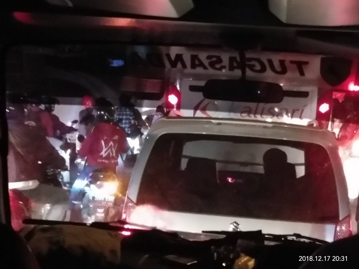 RozulyAchmad's tweet photo. Terjadi kemacetan di pertigaan Karang loh  2 arah Macet bersabar kawan @e100ss https://t.co/C8O8bclPqd