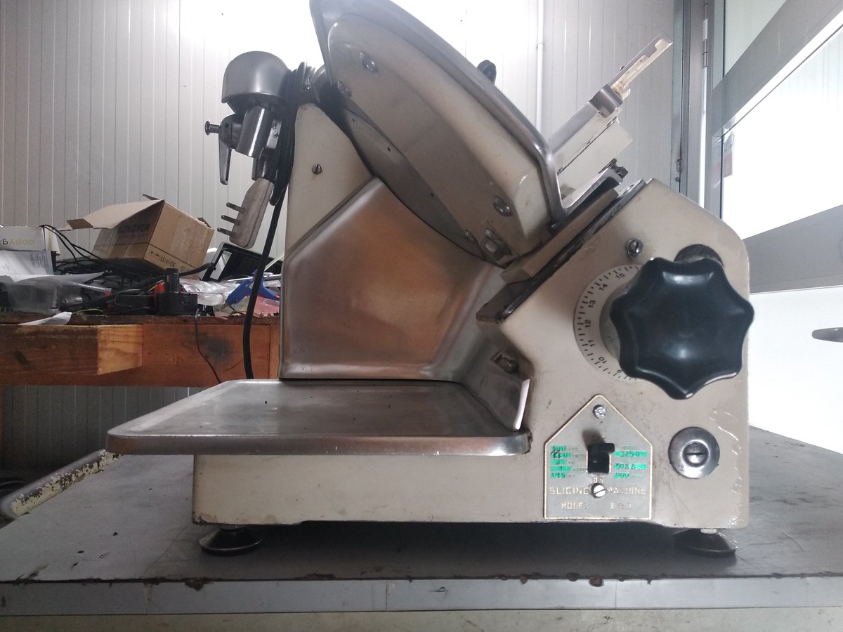 RetailService_'s tweet photo. Abbiamo avuto l'onore di essere contattati per il restauro di questo gioello, un' affettatrice Atoma Modello 600, esemplare raro di antiquariato.

 #atoma600 #atoma #restauro #retail #salerno #affettatrice #berkel #vintage #salerno #Cashlogy #POS  #tabacchi #puntocassa #retail https://t.co/1fULWhv2MS