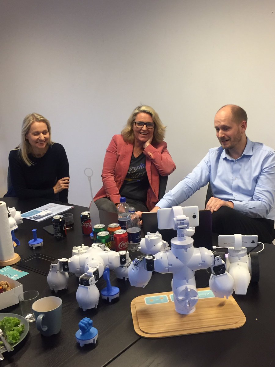 MetteLITB's tweet photo. Problemløsende, innovativ, kreativ og kritisk. Med meget engageret @P_Schnoor på tur i #codingclass og @ShapeRobotics Og Pernilles tilgang svarer godt til hvad @ITBranchen tror skal være en del af #21centuryskills og #nytitfag #teknologiforståelse @alternativet_ #codingclasscph https://t.co/yMseIuZKGz