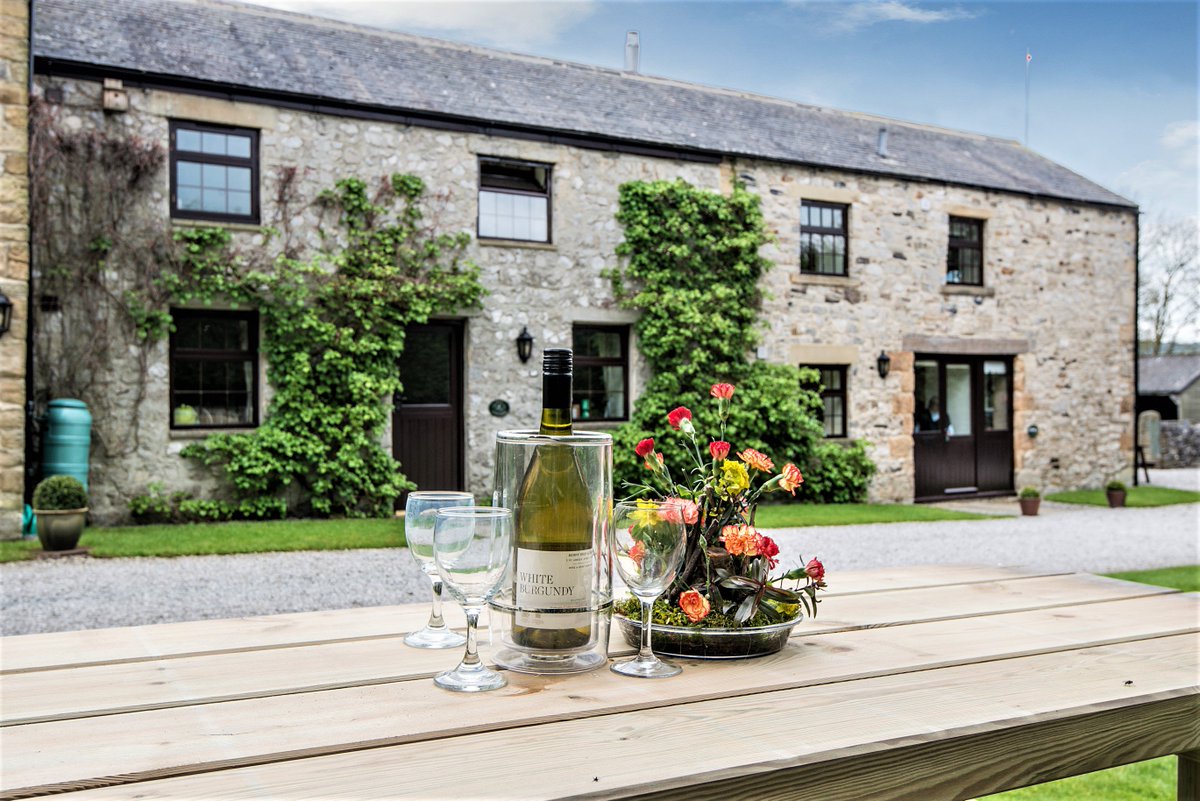 A lovely piece in @CountryandTown on Churchdale Farm just outside of Bakewell, Peak District, the perfect location for a winter break. For the eco-friendly drivers amongst you, there’s an #EVcharging station on-site. 😃❄️ Find out more: countryandtownhouse.co.uk/travel/bakewel… <a href="/ChurchdaleInfo/">Churchdale Holidays</a>