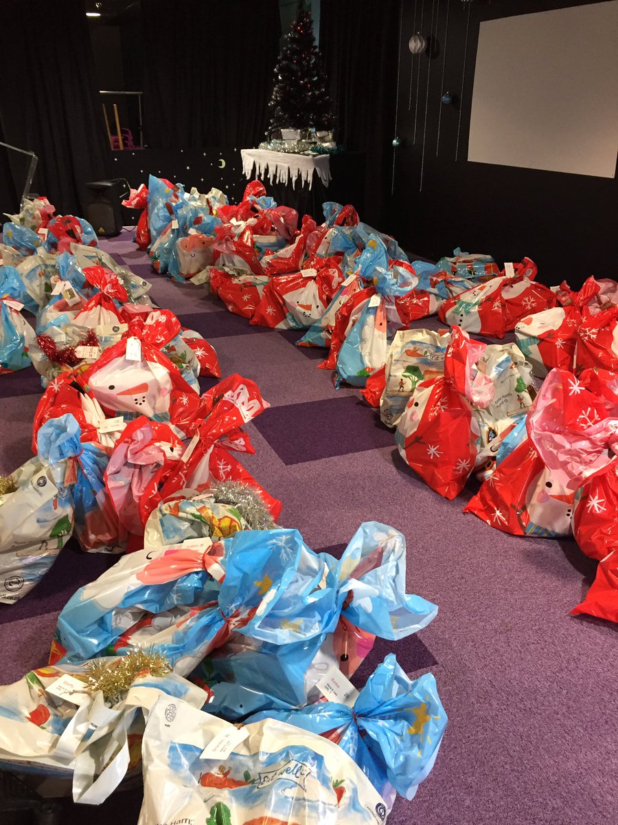bishopnorwich's tweet photo. Today Father Christmas visited the Halesowen Welcome Group with presents for 124 refugee children.

Magical experiences with faces of wonder. Only 4 cried.

Thank you @CofEStThomas @StJohnsHalas @DudleyCVS and others for generous gifts.

#SabbaticalMoonlighting @CofEWorcester https://t.co/FaBnKXsrP9