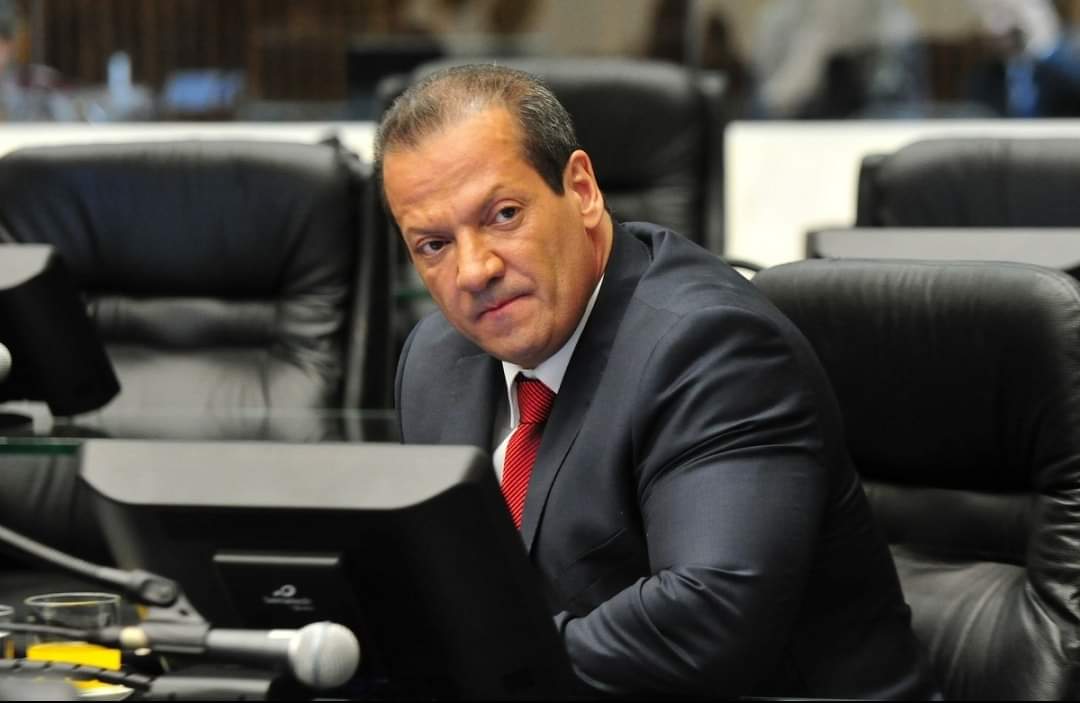 Gilbertotv1965's tweet photo. Bom dia! 
Trabalhe duro e em silêncio. Deixe que seu sucesso faça o barulho.
Todos acham que ser Deputado é fácil.

Fiscalizar o Estado é uma missão que exige muito trabalho. 

Mas estarei sempre aqui representando o povo do Paraná. https://t.co/fxa2sVKaAO