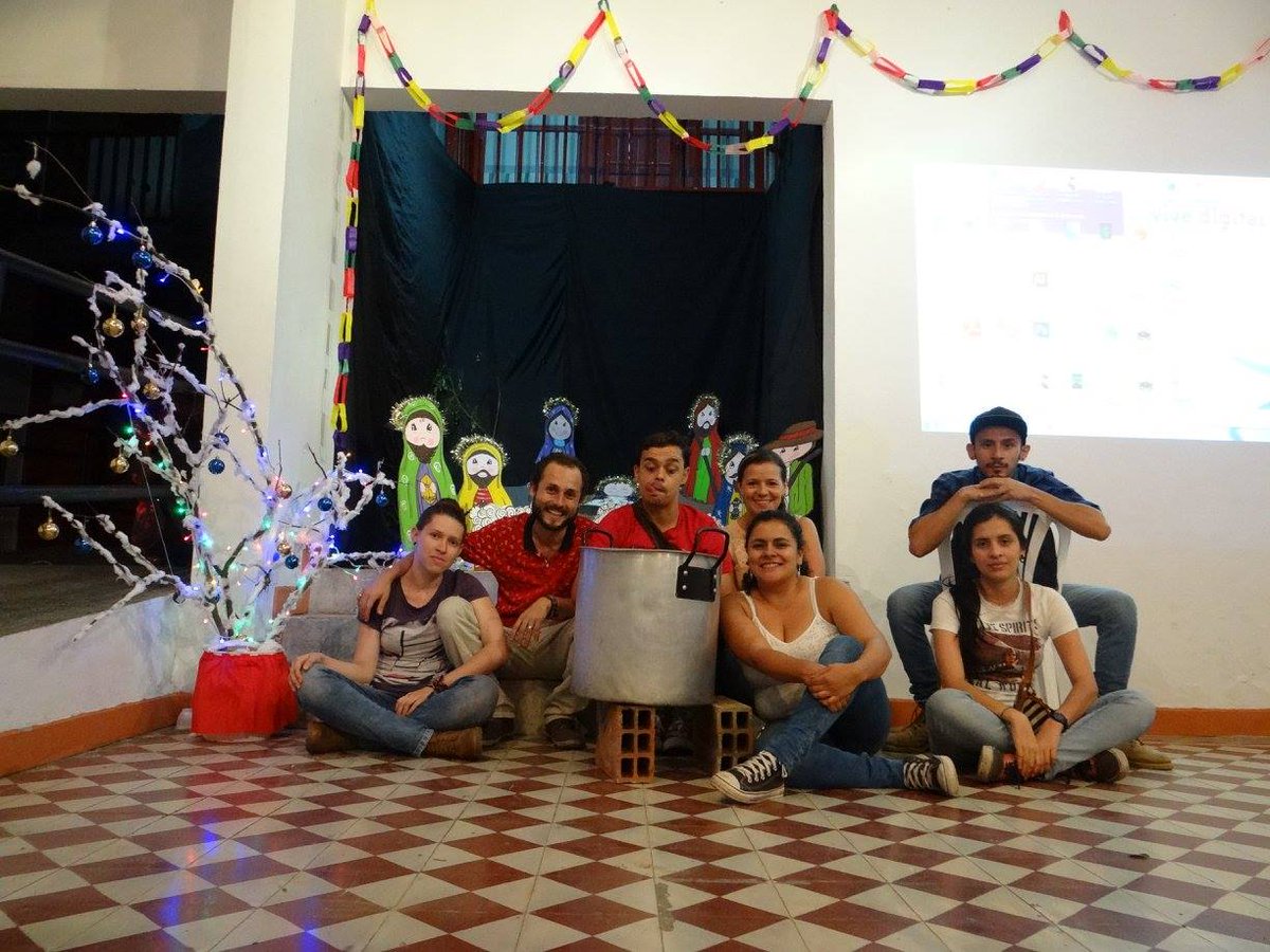 VigiasDel's tweet photo. ¡Y llegó Diciembre! y como no recordar este hermoso proyecto que hicimos realidad en 2016. ¡De Regalo! Una Navidad Tradicional, proyecto en el cual se buscó recopilar la memoria colectiva de la navidad chinchinense.
@mincultura @GoberCaldas @Chinchina_Alc 
https://t.co/NRhYztBaZn https://t.co/y3vRiyrLqk