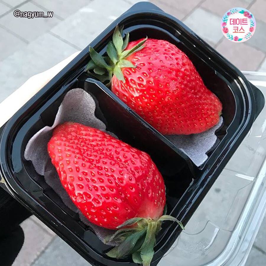 stitch_pololo's tweet photo. GS25มาร์ทเกาหลีวางขาย"킹스베리"
สตรอเบอร์รี่ลูกใหญ๊ใหญ่🍓🍓🍓🍓🍓มาให้ทุกคนได้ลองชิมกันนนนนน กล่องละ2,500วอน(75บาท) ไปลองกันได้เลย https://t.co/8AImkAvFEH
