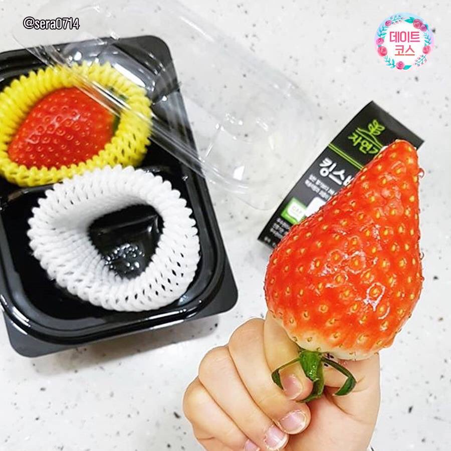 stitch_pololo's tweet photo. GS25มาร์ทเกาหลีวางขาย"킹스베리"
สตรอเบอร์รี่ลูกใหญ๊ใหญ่🍓🍓🍓🍓🍓มาให้ทุกคนได้ลองชิมกันนนนนน กล่องละ2,500วอน(75บาท) ไปลองกันได้เลย https://t.co/8AImkAvFEH