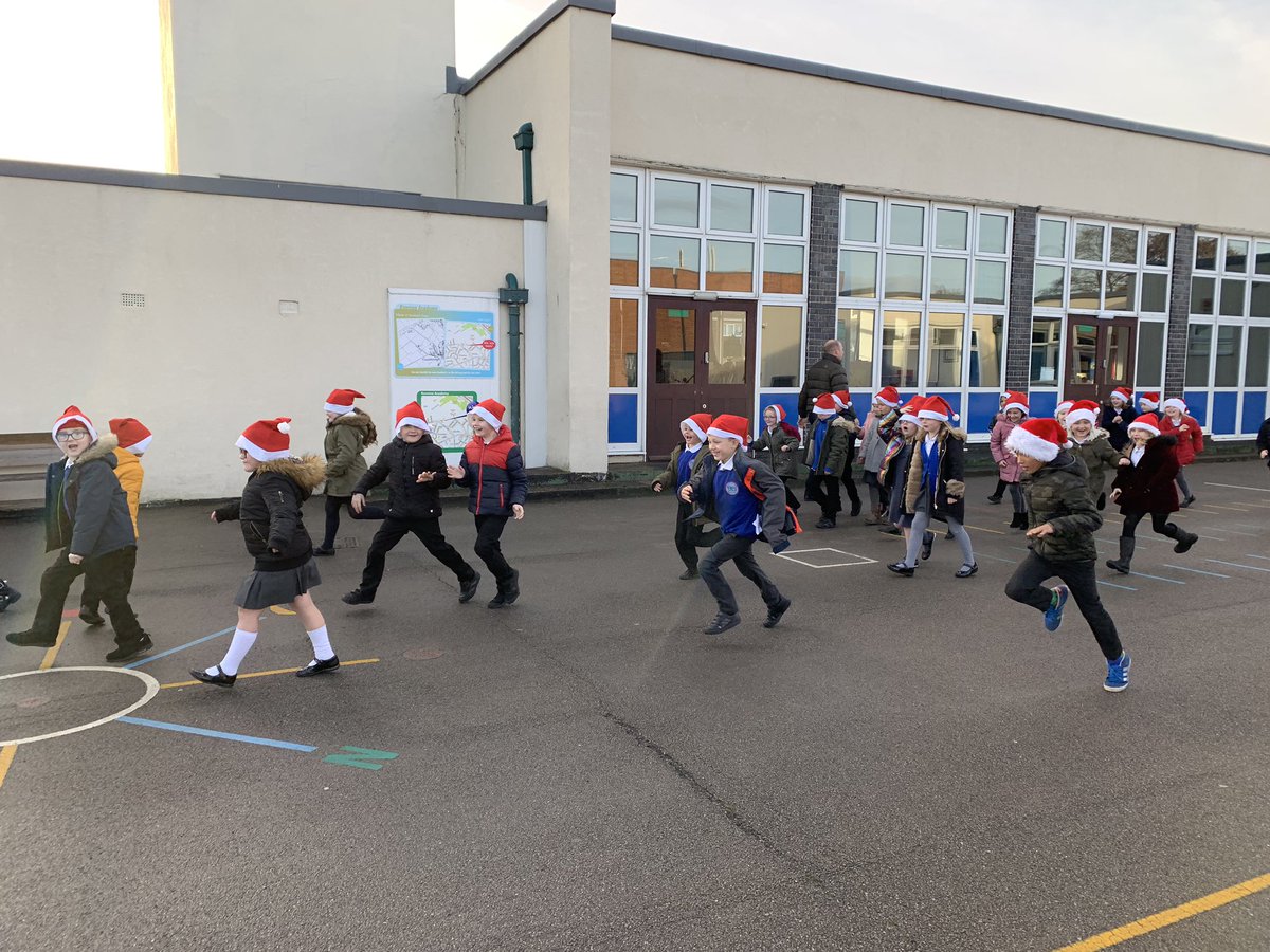 DeltaRowenaAc's tweet photo. Year 2 are having lots of fun completing their #DailyMile #santadash ๐
๐ผ What a great way to start the afternoon! @_thedailymile #ChristmasAtRowena #funwithfriends #getoutside #itsfuntorun https://t.co/2W80aaNK5R