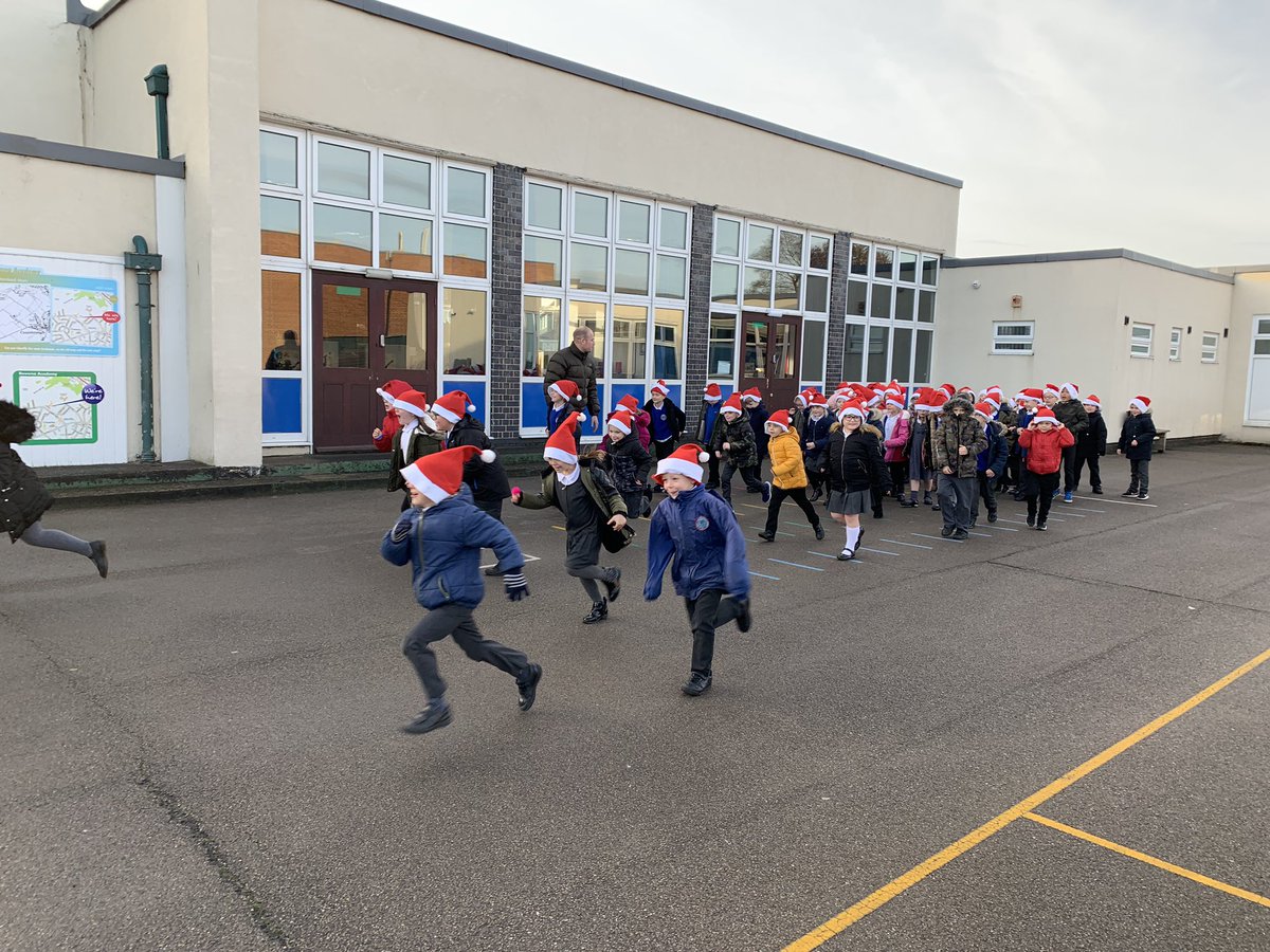 DeltaRowenaAc's tweet photo. Year 2 are having lots of fun completing their #DailyMile #santadash ๐
๐ผ What a great way to start the afternoon! @_thedailymile #ChristmasAtRowena #funwithfriends #getoutside #itsfuntorun https://t.co/2W80aaNK5R