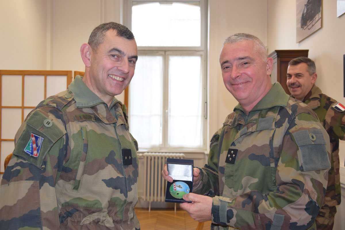 4e_BAC's tweet photo. Une personnalité bien connue des Clermontois est venue me rendre visite ce jour. Le major général de l'armée de terre (#MGAT), le général de corps d'armée Bernard BARRERA était de passage cours Sablon où était implanté l'état-major de la #3BM qu'il a commandé de 2011 à 2013. https://t.co/I97YfumMuQ