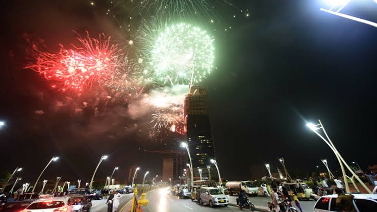 Hey Guys !
Are You Ready To Watch This Amazing Firework ? 
Newyear Is Comming 😍
#bahriaicontower