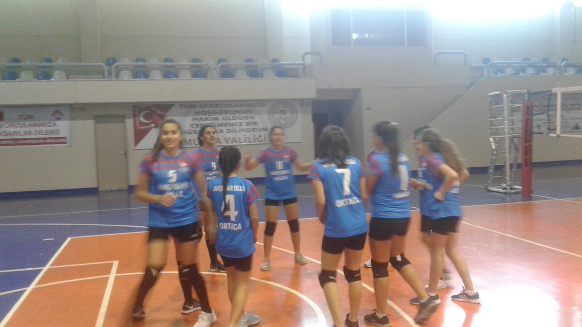 Okul Sporları Voleybol branşı Yıldız Kızlar Kategorisinde Bahçeşehir Koleji Ortaca Kampüsü Kız voleybol takımımız Ortaca Final Okullarını 2-0 yendiler. Öğrenci ve öğretmenlerimizi tebrik ederiz. 🏐💫👏👏 #bahçeşehirortaca  #voleybol #heranımdabahçeşehir