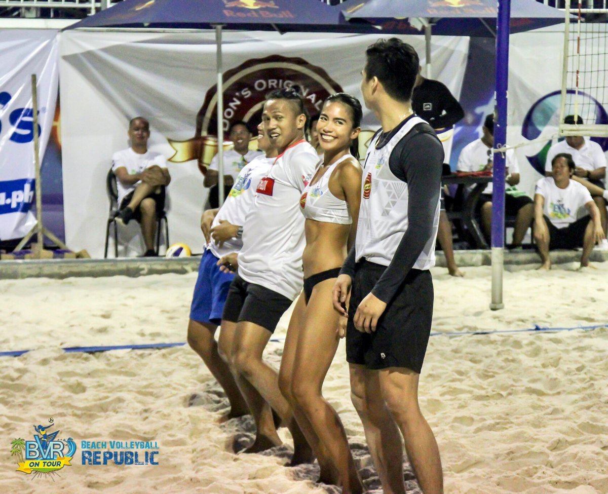 itscharosoriano's tweet photo. Pls next time let’s practice the right song, @johnvicdeguzman? 😂
Tingnan mo lumabas ang galing nina @AlyssaValdez2 at @kieferravena dito! 💃🏽🕺
Shoutout to mumshie @pemiebagalay03 & BVR 1 @rancelvarga! Promise next time gagalingan namin ni John Vic 😜😂
#BVRDecemberOpen https://t.co/ZfJBgNT1Ug