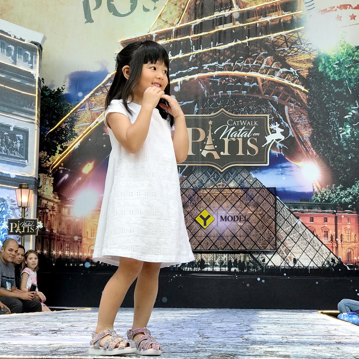 tessmodelskids's tweet image. 🎄⚠🇫🇷  ALERTA RESUMÃO CATWALK BRASIL NATAL EM PARIS 🇫🇷⚠ 🎄

Para iniciar os desfiles de domingo, o lindinho @kauancegliooficial esteve de volta! Ele arrasou ❤

#CatwalkBrasil #NatalEmParis #MaxFama #TessModelsKids #EscoladeModelo #Moda #Fashion #Desfile #AgênciadeModelos