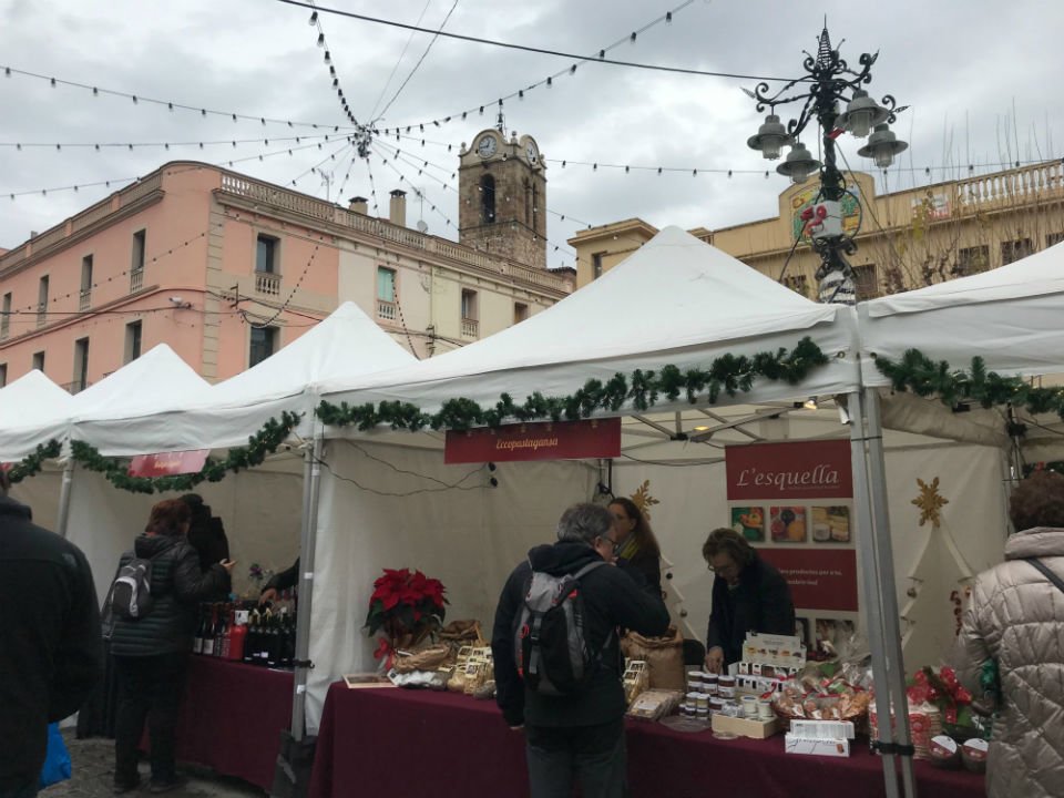 molletvalles's tweet photo. El Mercat Nadalenc omple la Plaça Prat de la Riba https://t.co/e2SOwR6hEa https://t.co/4oLtQMMIcq