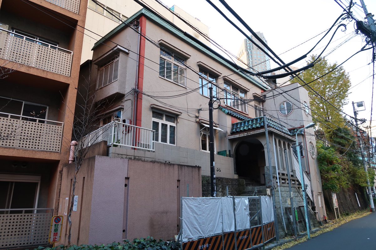 高坂優希 渋谷区桜丘町の再開発対象地区にある築80年の木造アパート ジュネス順心 は 丸窓や入口の4連アーチといった洋風建築の要素が取り入れられた建物です 当時の木造建築なので 窓もアルミサッシではなく木製となっています