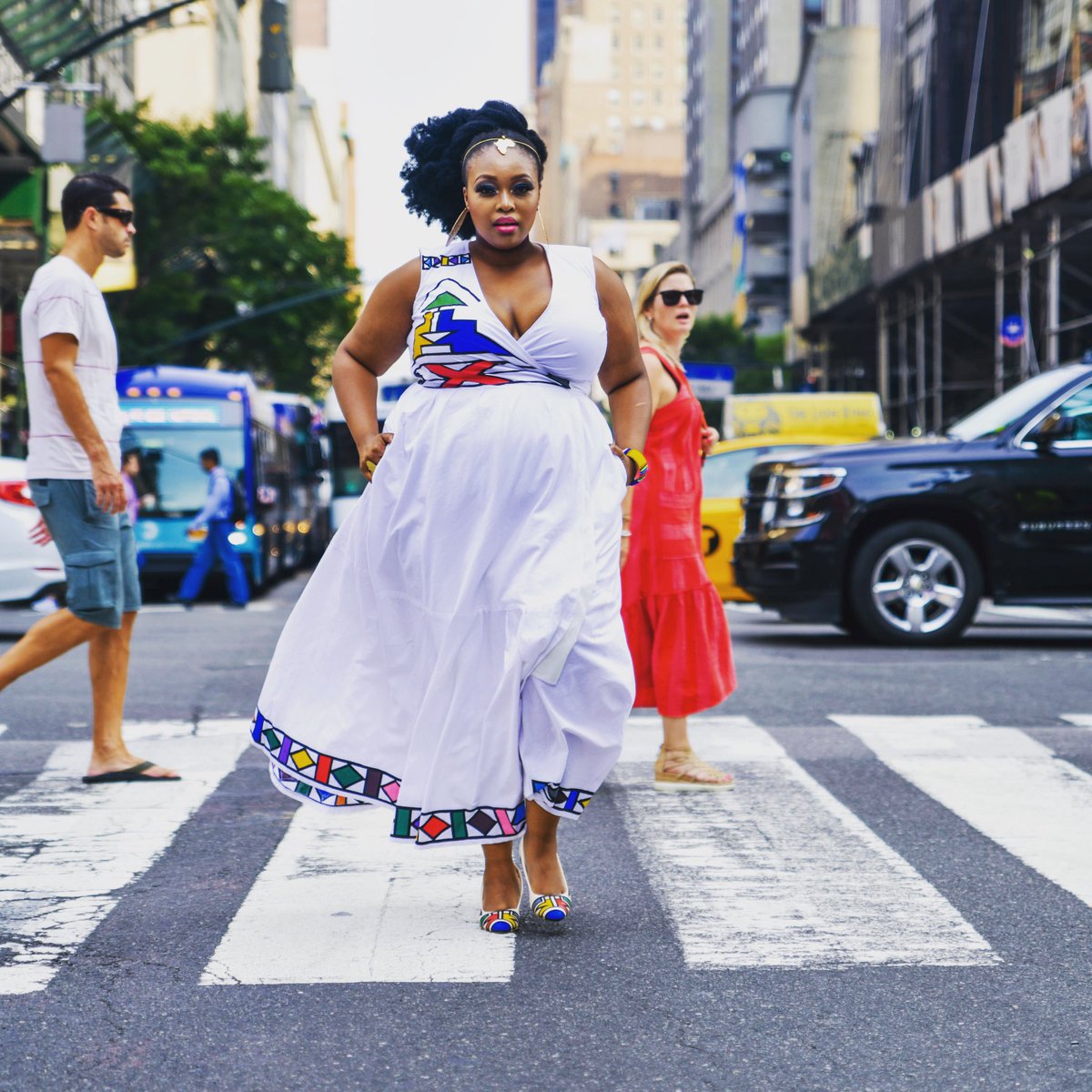 RelebogileM's tweet photo. How to walk through traffic... https://t.co/bDtPT5Cw3i