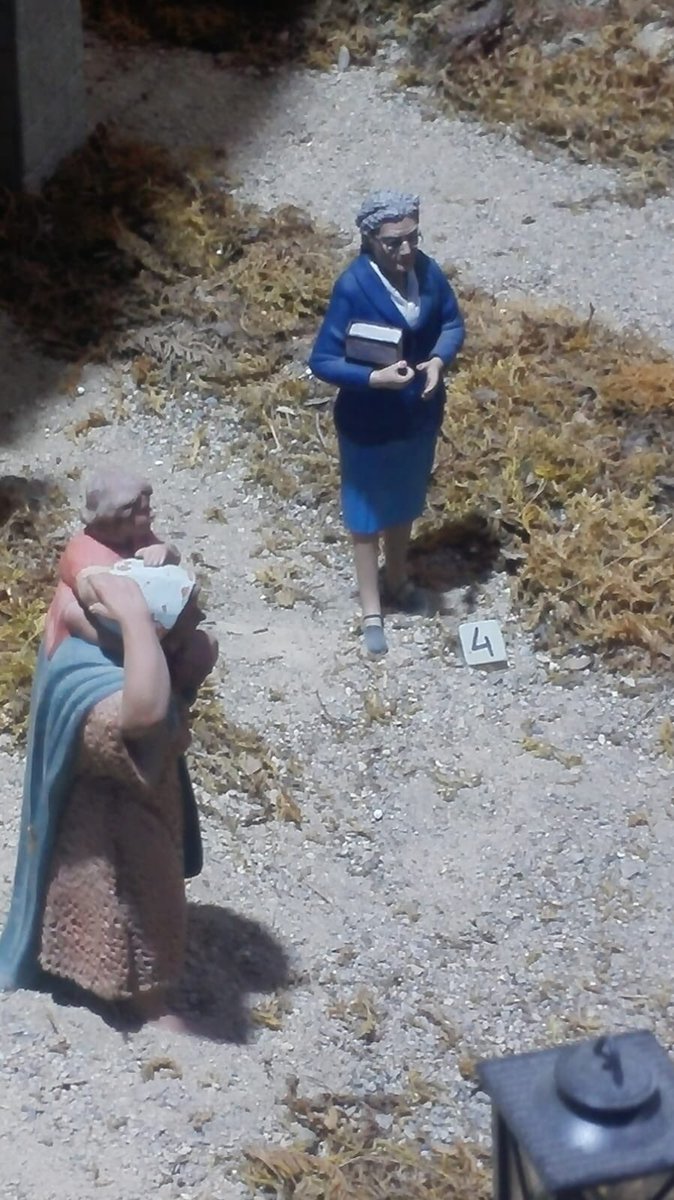 AlexvonKarma's tweet image. Ahora mismo solo quiero dos cosas (y pienso amar o dejar en paz a quien me las consiga):
1. Un gnomo de Chomsky.
2. Una figurita de María Moliner.