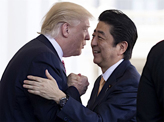 necodaq's tweet photo. トランプ「NYダウ死んじゃうよ・・・どうしよう？」

安倍「大丈夫！そのときは日経平均も一緒だよ」 https://t.co/Xb9QH4yjG5