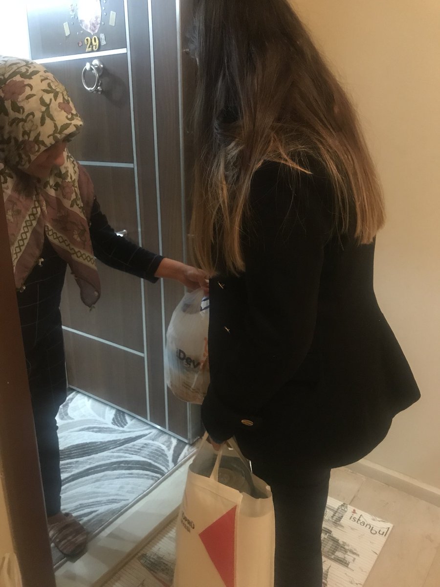 evrekoruma5's tweet photo. *Yağları atmayın, gelecekte ağlamayın! 
Akbayır Mahallemizde ikamet eden Songül Hanıma atık yağlara karşı duyuralılığı için  teşekkür ederiz https://t.co/Ms5WP7se3o