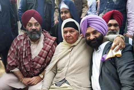 yespunjab's tweet photo. ਸੱਜਣ ਤੇ ਟਾਈਟਲਰ ਨੂੰ ਫਾਂਸੀ ਲਾਏ ਜਾਣ ਅਤੇ ਗਾਂਧੀ ਪਰਿਵਾਰ ਨੂੰ ਸਲਾਖਾਂ ਪਿੱਛੇ ਕਰਨ ਤੱਕ ਜੰਗ ਜਾਰੀ ਰਹੇਗੀ: ਜੀ. ਕੇ., ਸਿਰਸਾ, ਹਿੱਤ #SajjanKumar #JagdishTytler #Gandhi #ManjitGK #ManjinderSirsa #AvtarHit #Sikh #Riot #Genocide
https://t.co/i86ppZojWr https://t.co/MJBeCWu8BX