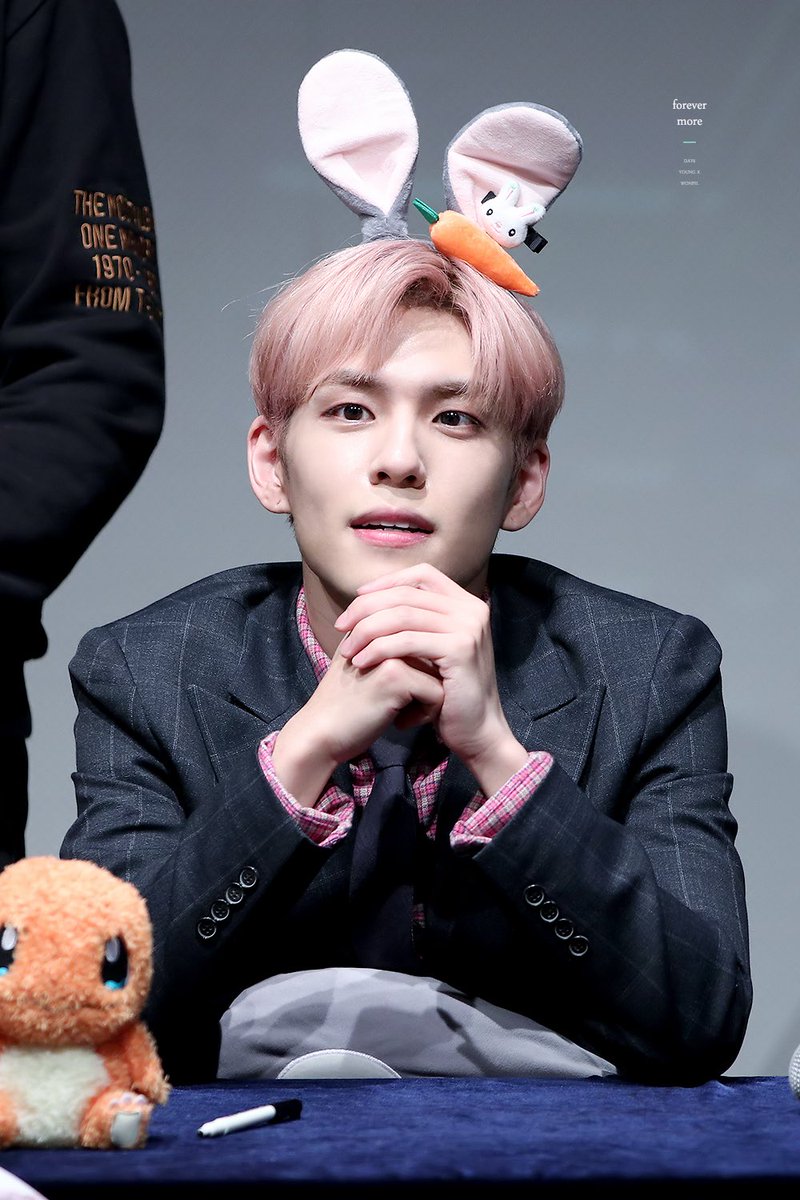 1801215 당근 뷔페 사줄까요?🐰🥕

#원필 #Wonpil #데이식스 #DAY6