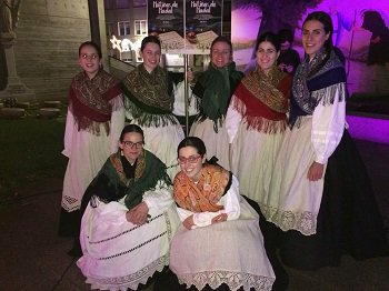 #NadalCultural
Cinco agrupacións tradicionais participarán o 21 de decembro, desde as 20.00 horas, nas Noitiñas de Nadal, que volverán ao adro da igrexa San Xoán Bautista, á Praza do Concello e á rúa Coruña.
carballo.org/axenda.php?id=…