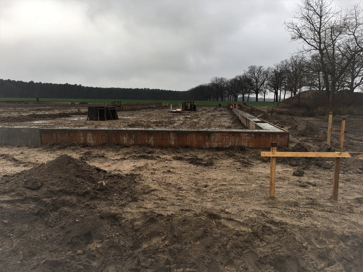 Bautagebuch, Eintrag #2
 DAS FUNDAMENT STEHT!
 Wir haben  erfogreich abreißen lassen, mitlerweile ist alles geebnet und die  Grundmauern stehen. Das neue Gewächshaus nimmt Gestalt an!
#Neubau #Bautagebuch #biocontrol #fundamentsteht