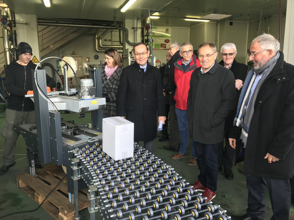 ChGillet49's tweet photo. #3ansdAction | Dans le cadre des rencontres cantonales #Angers5, visite d’un atelier de production de jus de fruits à Ecouflant géré par l’association Espoir, spécialisée dans le retour à l’emploi, avec les conseillers départementaux @FOUCHERMAILLARD et Jean-Luc Poidevineau https://t.co/21j88GAQzZ