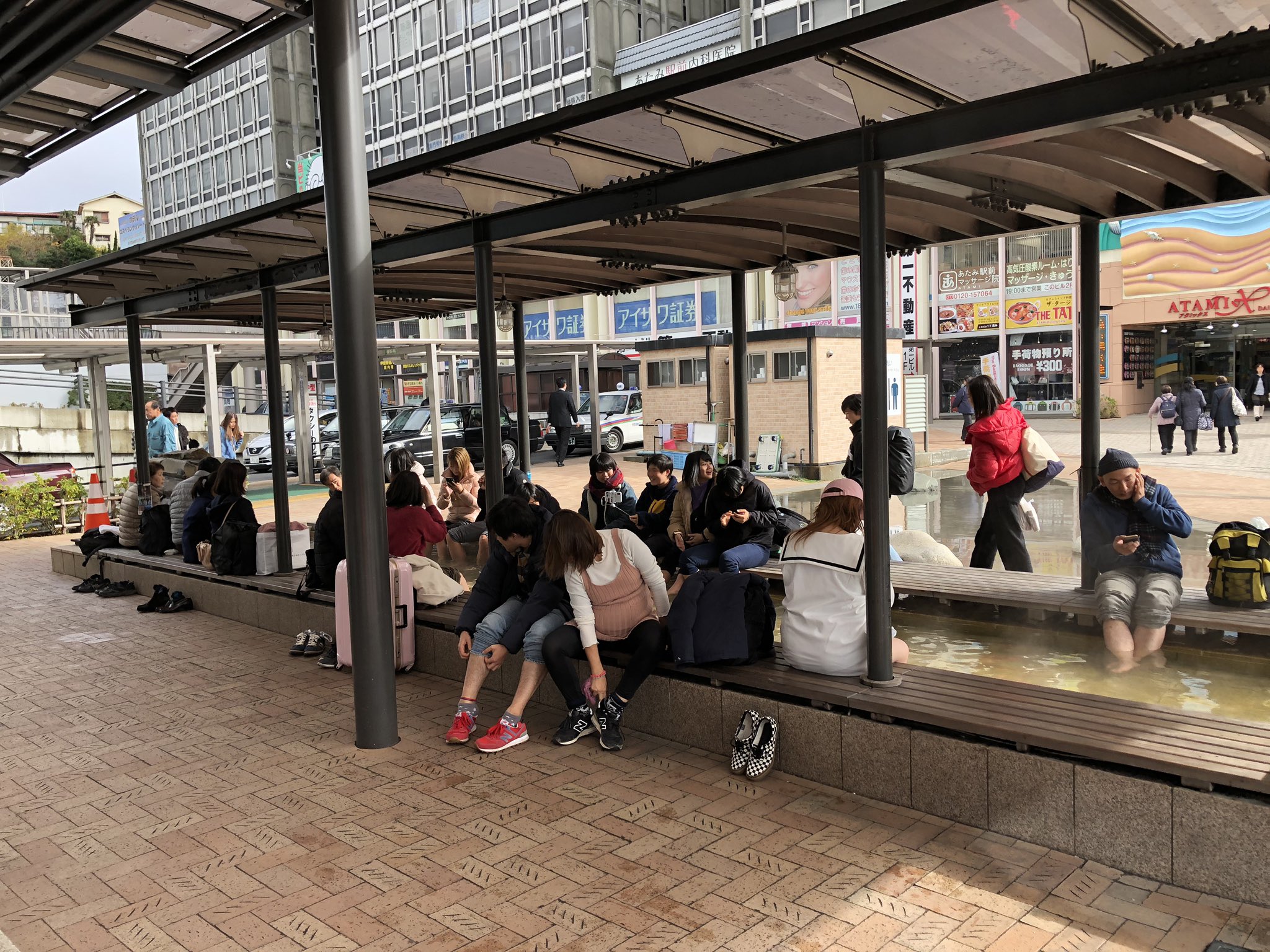 足湯カフェ湯セレクト Pa Twitter 今日は熱海駅 前の足湯 に浸かって来ました いつものように混雑している人気がある足湯だ それにしても 駅前が平日にもかかわらず大盛況 熱海は完全に復活したな 足湯 足湯カフェ湯セレクト Pa Twitter 今日は熱海駅 前の足湯 に浸かって来ました いつものように混雑している人気がある足湯だ それにしても 駅前が平日にもかかわらず大盛況 熱海は完全に復活したな 足湯