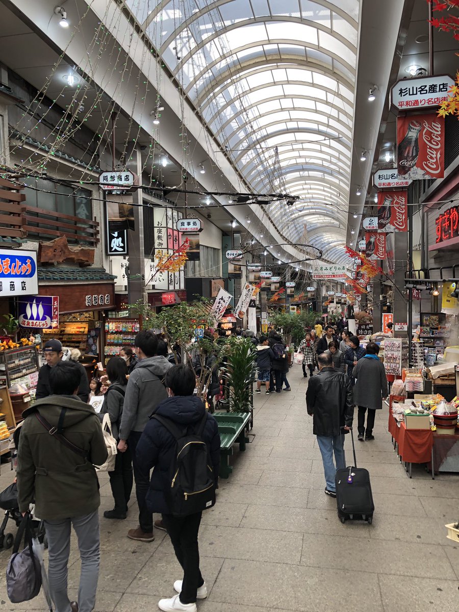 足湯カフェ湯セレクト Pa Twitter 今日は熱海駅 前の足湯 に浸かって来ました いつものように混雑している人気がある足湯 だ それにしても 駅前が平日にもかかわらず大盛況 熱海は完全に復活したな 足湯 熱海 温泉 駅前