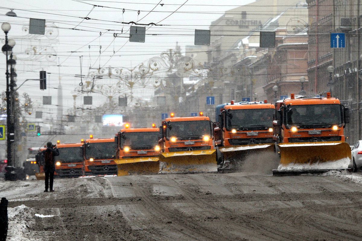 Коммунальные службы Питера справляются с очисткой города от снега DunBn2pW0AAUXOF