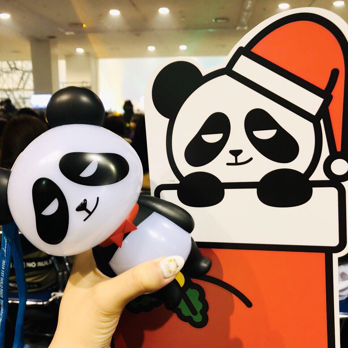 GimbapBear's tweet photo. 昨日は一般で取ったチケットだったから、注釈付き1600番台でした…
こうなったらあえて一番後ろだ！と思って座ってみたら意外と余裕で見えた👍背高いからいつも後ろ気にするんだけどそれも必要ないから気が楽だし、しっかり立ってたらモニターどころか本人もちゃんと見えた😊
覚えとこ👀✨ https://t.co/HHKG929kpt