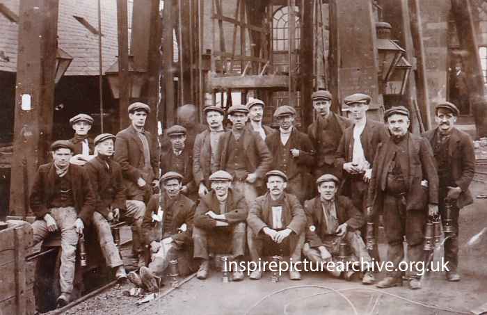 InspireArchives's tweet image. #Onthisday in 1778 Sir Humphrey Davy was born - he&apos;d go on to invent the Miners safety lamp in 1815 - here are some local miners 100 yrs later from the Linby No2 rescue team with their trusty Davy lamps. More mining pics bit.ly/2Oi1BDx #miningheritage #awesomeinventions