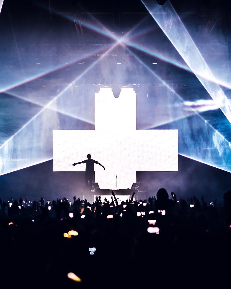 MartinGarrix's tweet photo. Free hugs https://t.co/Xp2c8SdLpr