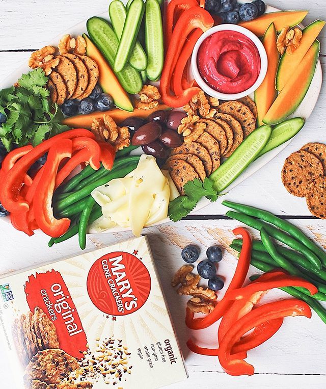 GoodnessMeBox's tweet image. ✨Healthy platter✨ Save this for Christmas! 😍Beetroot hummus recipe😍
Ingredients:
1 can chickpeas
2 cooked beetroots
2 tbs tahini
½ lemon, juiced
2 cloves of garlic
Generous pinch sea salt
2-3 tbsp water, to thin

Method:
Combine chickpeas, beetroot, … ift.tt/2QAxacH