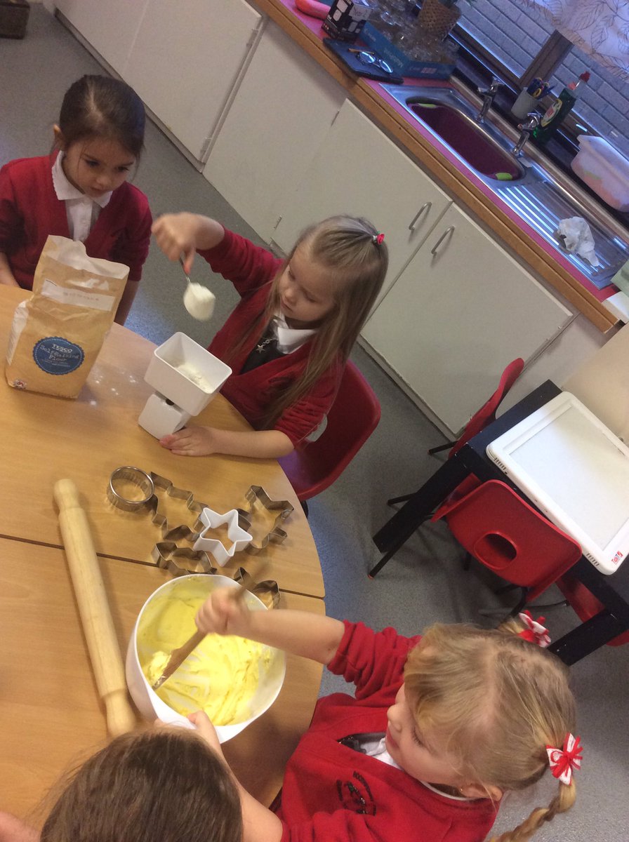 Miss_Robson_7's tweet photo. Applying our mathematical skills this morning to make delicious festive biscuits!  @BoothferryPS ⭐️ https://t.co/bq5lFUIqNc