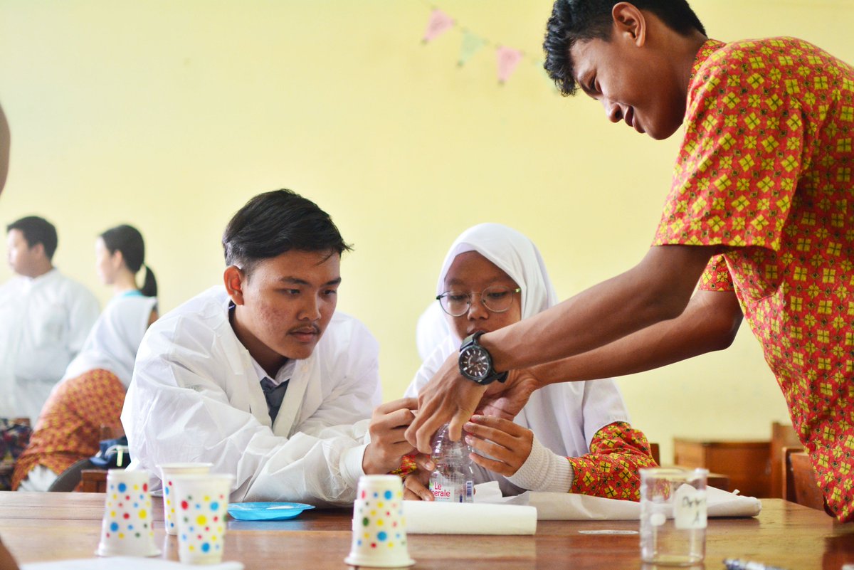 MerckIndonesia's tweet photo. Berbagai eksperimen sains dilakukan di #SPARK2018 bersama siswa siswi SMAN 113. Rasa ingin tahu harus mulai dikembangkan sejak masa muda. Selama di SPARK, siswa-siswi diajak untuk terus penasaran dan mencari tahu banyak hal. https://t.co/FJ1OcepE07