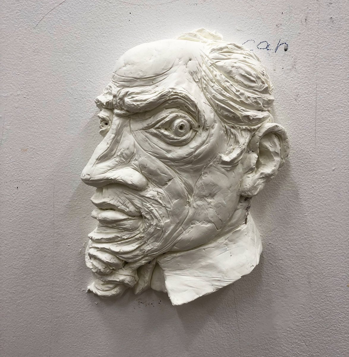 Otomo 今日作った作品4点 石粉粘土で作ったレリーフ ゴリラトレーナー 大阪人の虎の服のインパクトに打ち勝つデザインを描きたくて お腹から出るチャクラを意識出来るワンピース シモンから余った板段を貰って描いた 未来のクルマ 夜だ