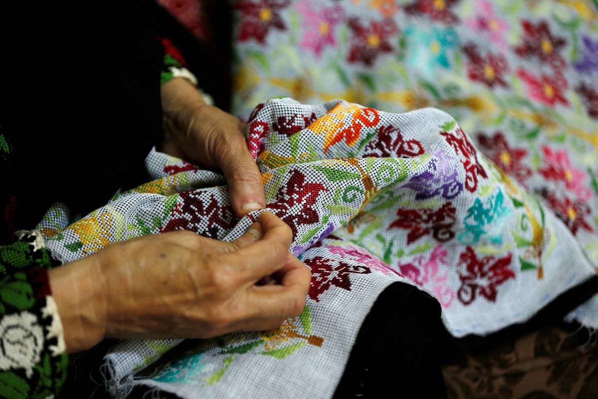 المركز الفلسطيني للإعلام on Twitter: "ما في أحلى من التراث الفلسطيني الفلسطينية أم إياد تحترف التطريز الفلسطيني التقليدي في منزلها بـ #عمان. عدسة: محمد حامد… https://t.co/C3lsPd9WIF"