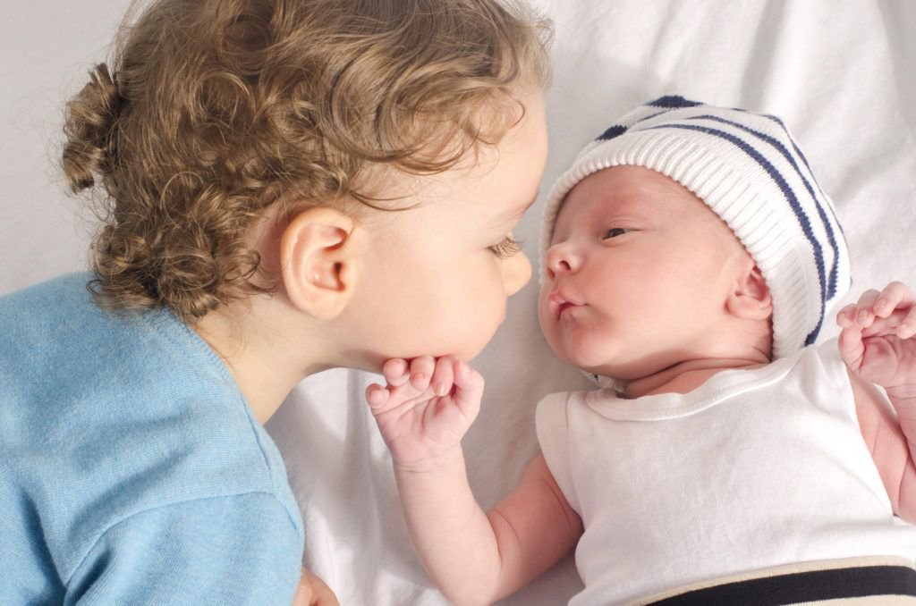 medizinfuchs's tweet photo. Erst wird man gefragt: Wann bekommt Ihr endlich ein Kind 👶? Und kurz nach der Geburt wird gefragt, wie es mit #Geschwistern aussieht.😅 @frauraufuss hat sich deshalb mit dem Thema #Einzelkinder auseinander gesetzt: https://t.co/No5sgPmOgx https://t.co/IJvHRldo3S