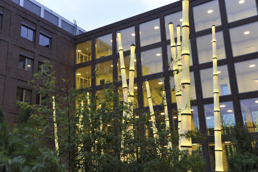 SamsonUE's tweet image. A warm, welcoming glow plus a fuzzy christmassy feeling at this time of the year, evoked by the bespoke bamboo lights designed by @stijlgroep   They put an inviting, soothing, sensory landscape into the heart of this hospital in Rotterdam. 

#hospitality #identity #ontmoeten