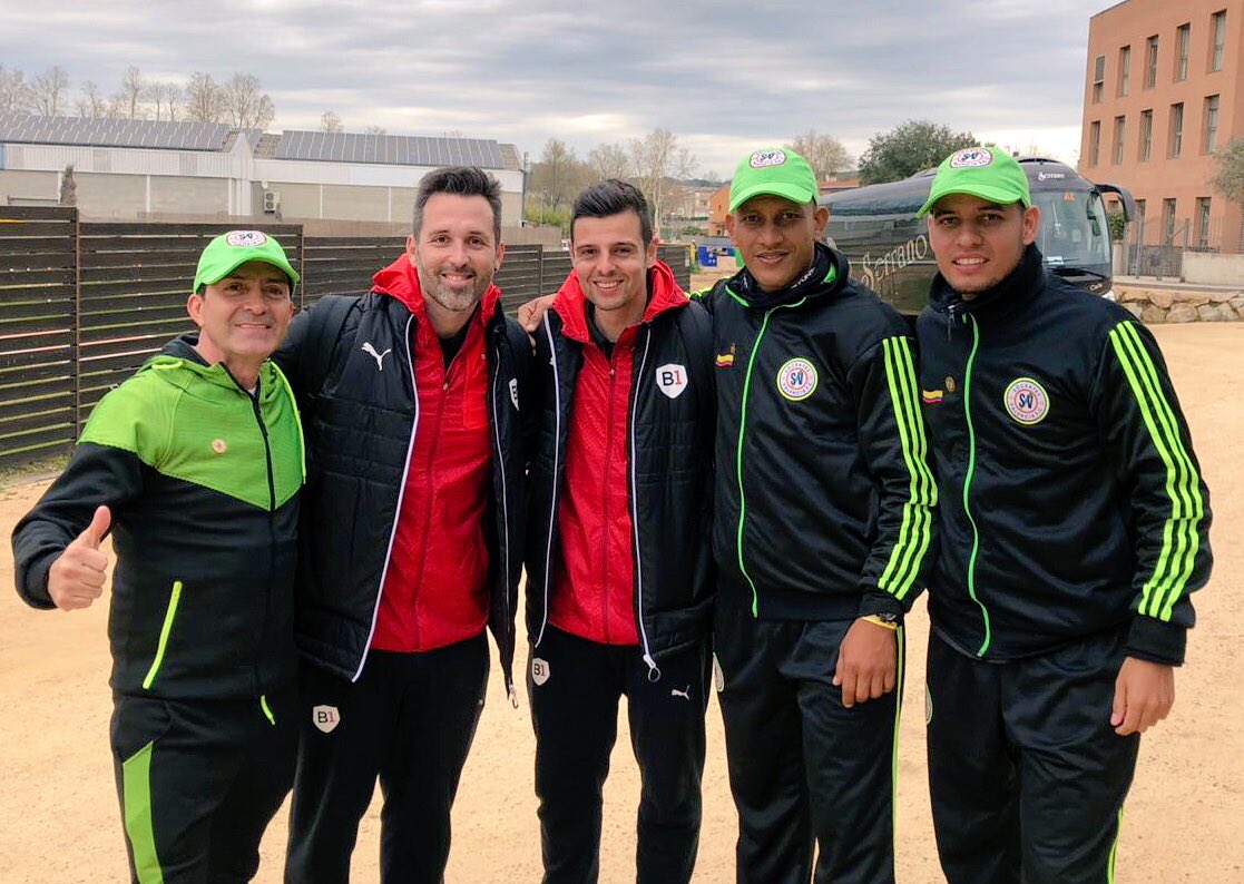 b1socceracad3my's tweet photo. It's always nice to remember good times and today we found this photo from the last edition of the @micfootballcup with the #SócratesValencia staff from Colombia. ¡Les mandamos un gran abrazo desde #Barcelona profes! ⚽️🇨🇴🇪🇸 #B1experience #MIC2018 #soccerfriends https://t.co/c5M6bIjiT2