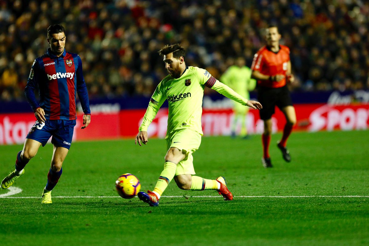 Bu sezon (üstelik kolundan sakatlanıp birçok maçı kaçıran) Leo #Messi
Avrupa'nın 5⃣ büyük liginde:
En çok gol atan (14) ⚽
En çok asist yapan (10) 🅰
Sence forvet mi, orta saha mı ya da ikisi birden mi?
