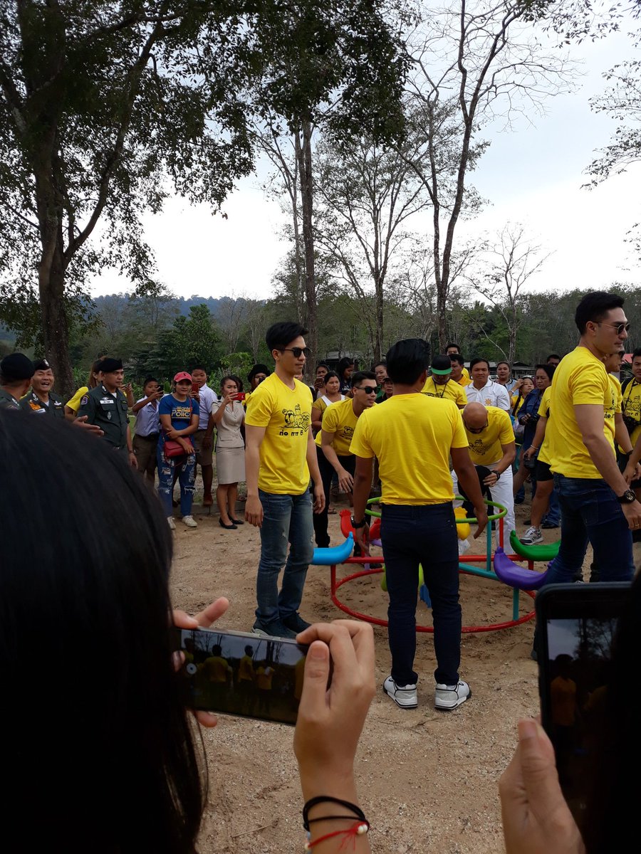 ไม่ใช่เก้าอี้ดนตรีน้าา อย่าแย่งกันลูกกกก ได้นั่งทุกคน😀😀 #popezaap #ก่อการดี