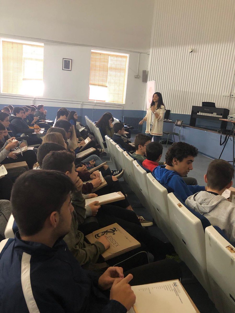 FeafesCC's tweet photo. Carmen y Sara hoy en #Badajoz, en el IES Zurbarán, con el taller de Economía Social y Emprendimiento, atentos chicos! 🙇🏽♂️🙇🏼♀️📈 #ContigoExMAS #Extremadura https://t.co/8d1XUivRAD